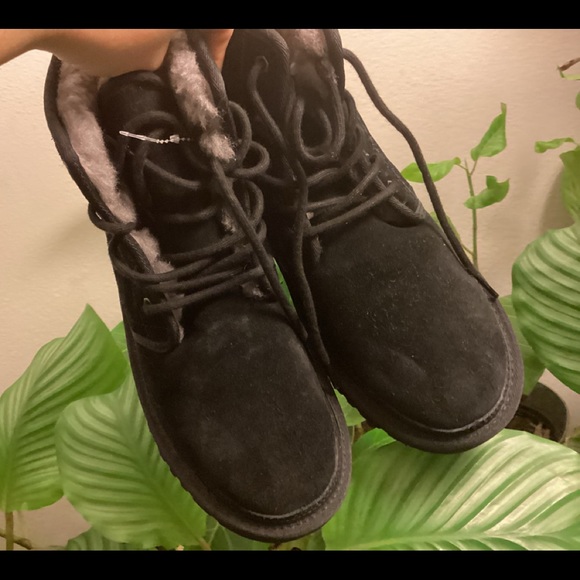 UGG mens boots size 9 main image 3